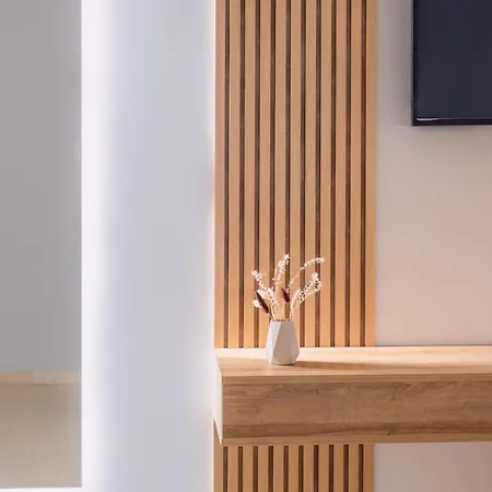 Manolas ניי פורי