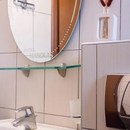 Manolas מלון דירות 2*