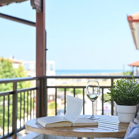 Manolas ניי פורי