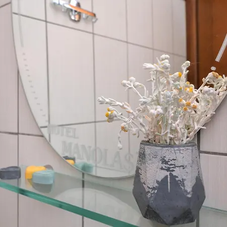 Manolas 2* ניי פורי